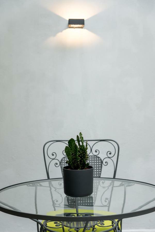Central Cozy Studio With A Secret Garden 雅典 外观 照片